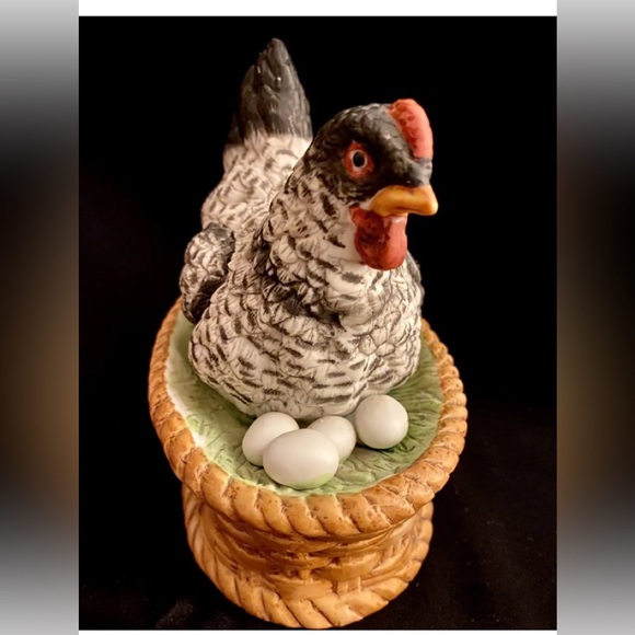 Ceramic Hen and Eggs on Basket 🎶 Music Box -Plays Farmer In The Dell Song 👩‍🌾 - Picture 2 of 5